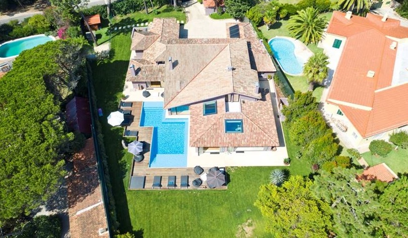 Vista aérea da Vila Coelhos e da piscina