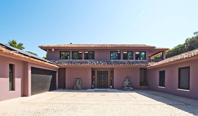 Exterior e garagem da Vila Coelhos