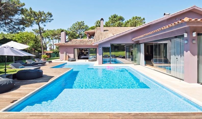 Piscina e fachada da Vila Coelhos